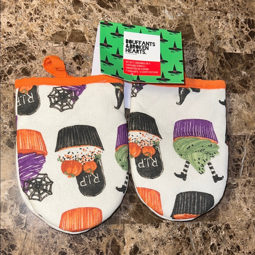 NWT Oven Mitts Halloween Themed